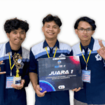 Tiga mahasiswa pengembang aplikasi Recova dari Universitas Amikom Yogyakarta memegang piala dan plakat Juara 1 App Development MAGE 11 ITS.